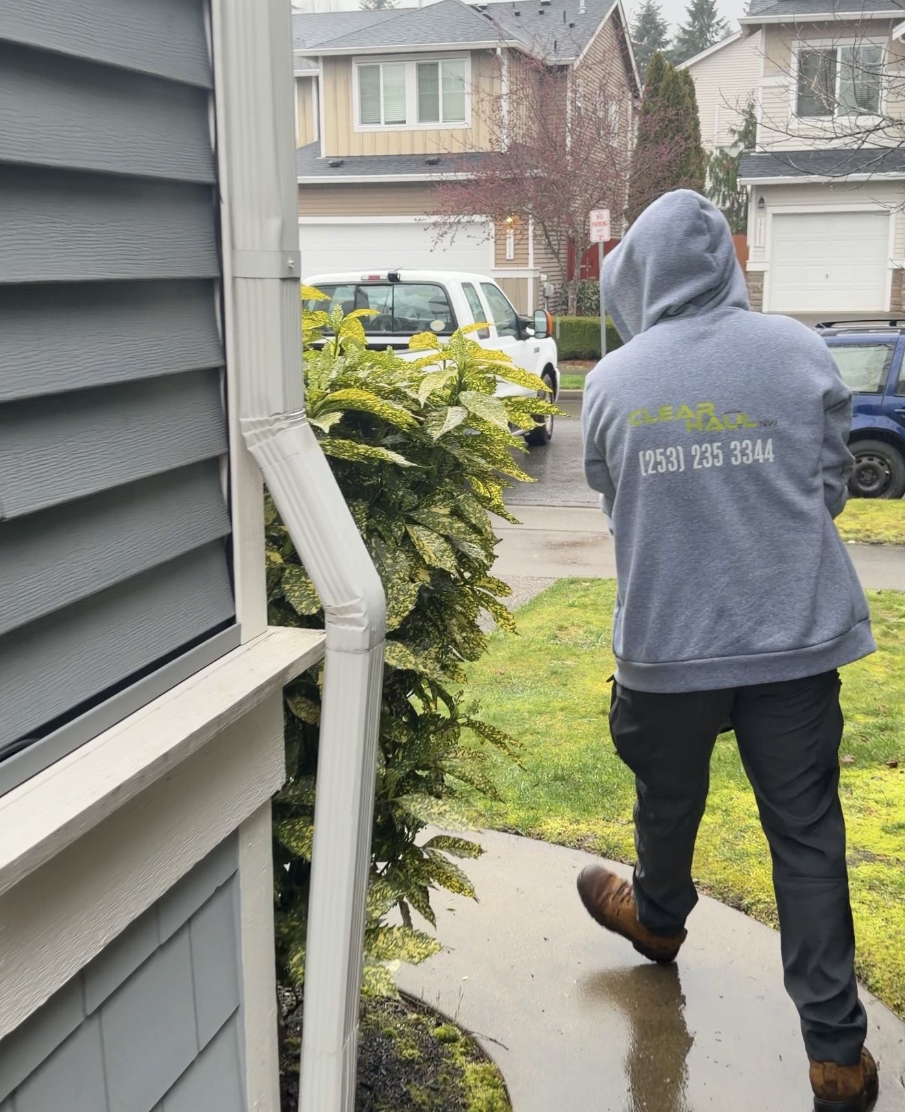 junk removal Tacoma worker carrying items for removal